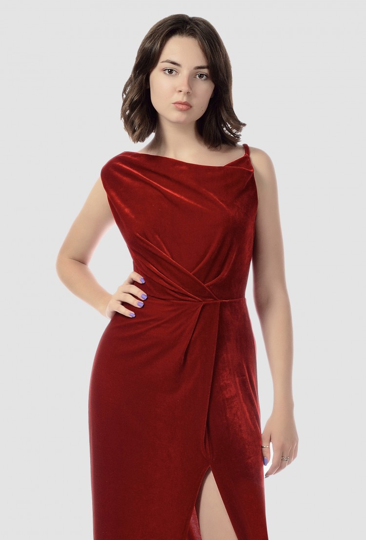 Вечернее платье из бархата с разрезом, красное
