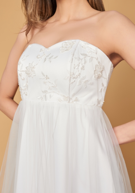 Романтичное белое платье с завышенной талией и расшитым корсетом - Романтичное белое платье с завышенной талией и расшитым корсетом