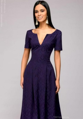 Платье фиолетовое длины макси с вырезом на груди и короткими рукавами